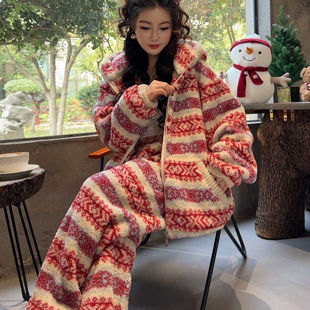 طقم بيجامة نسائية من الفليس ال - مراجعة Interior Design Warm وسعره